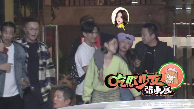 被黑衣大哥背上车！杨超越醉酒后撒泼大喊“爸爸妈妈”