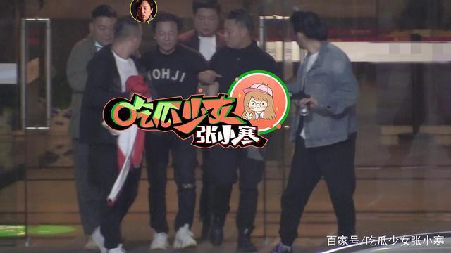 被黑衣大哥背上车！杨超越醉酒后撒泼大喊“爸爸妈妈”