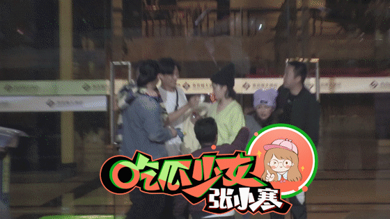 被黑衣大哥背上车！杨超越醉酒后撒泼大喊“爸爸妈妈”