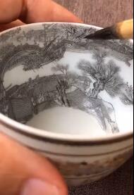 【栩栩如生】宝妈碗中画出清明上河图:笔尖细若蚊足,树木长廊清晰可见