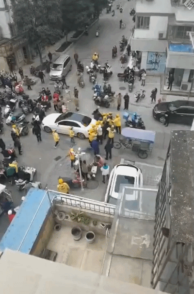 奔驰车主撞外卖员后疑遭围殴 发生了什么？