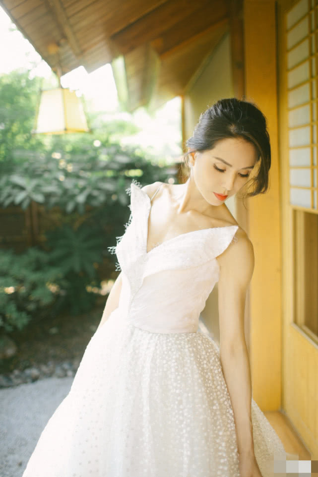岁月不败美人!54岁李若彤穿17岁时同款校服美翻了