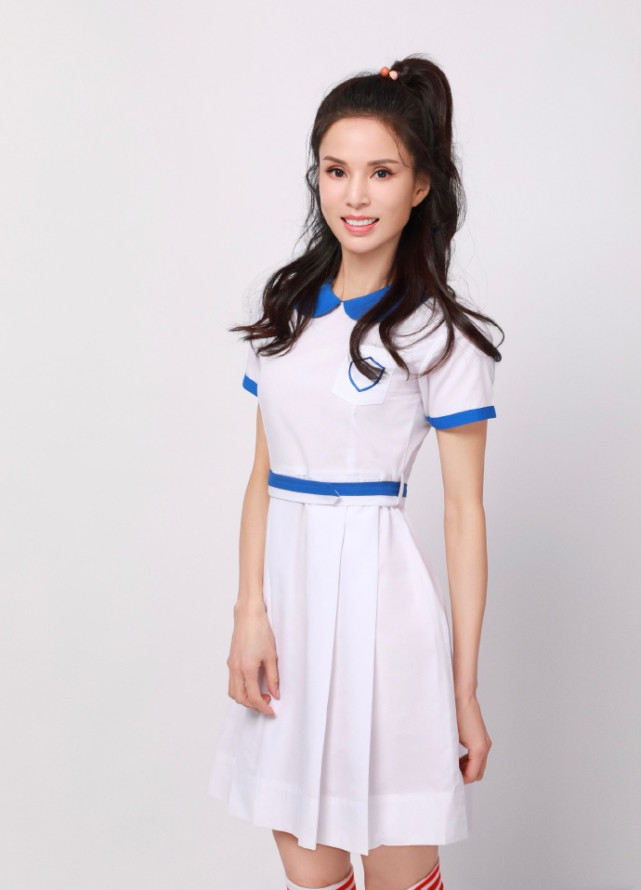 岁月不败美人!54岁李若彤穿17岁时同款校服美翻了