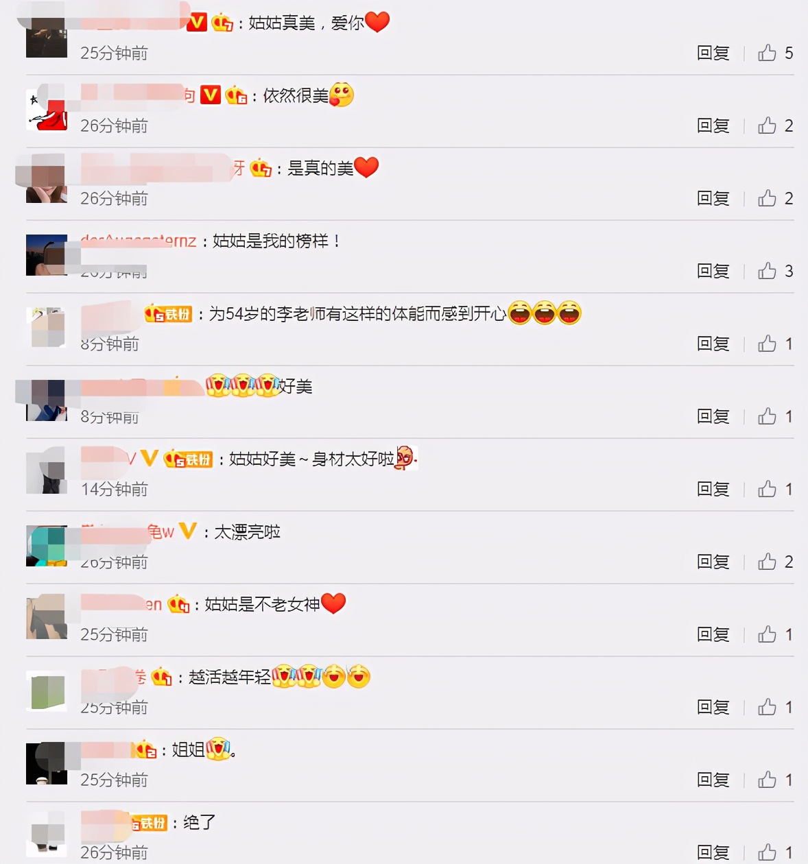 岁月不败美人！54岁李若彤穿17岁时同款校服美翻了
