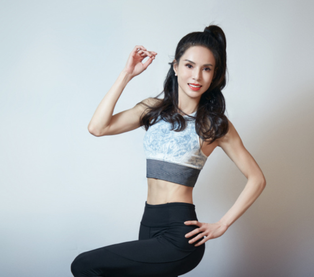 不老女神!54岁李若彤穿17岁时同款校服