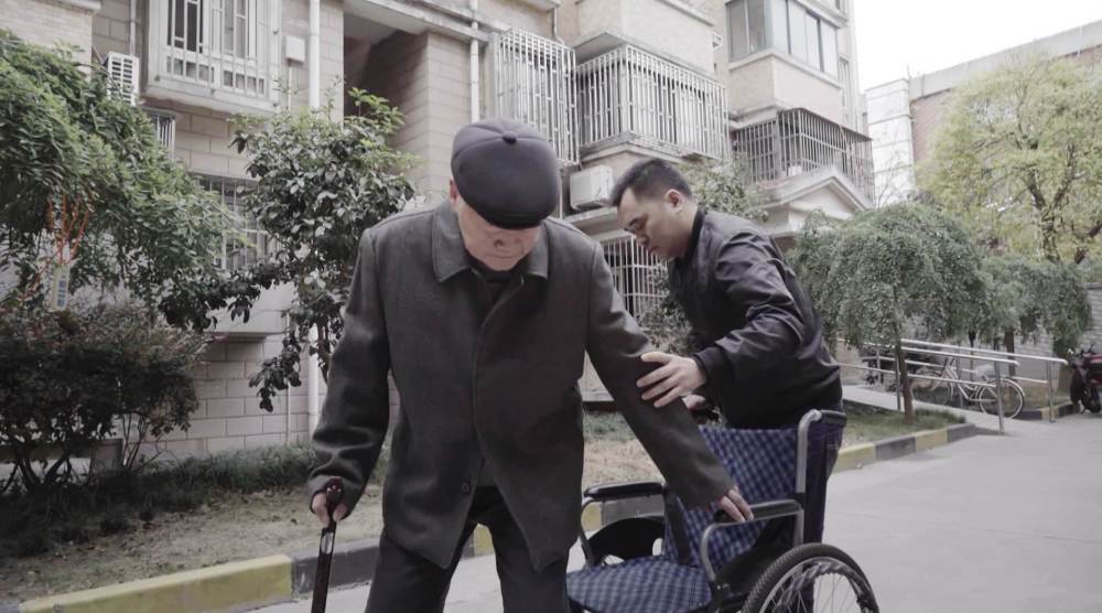 300万房产送水果摊主老人家属发声说了什么？背后真相到底是什么？