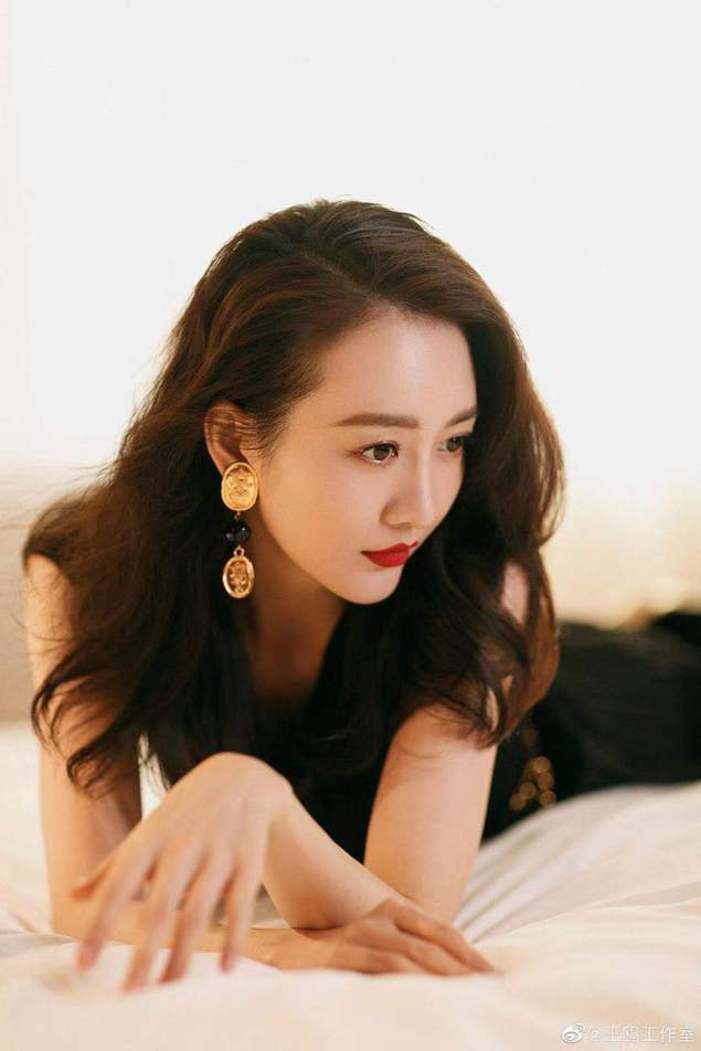 太好看了  38岁王鸥侧卧床上拍写真 穿黑裙秀玲珑曲线撩人