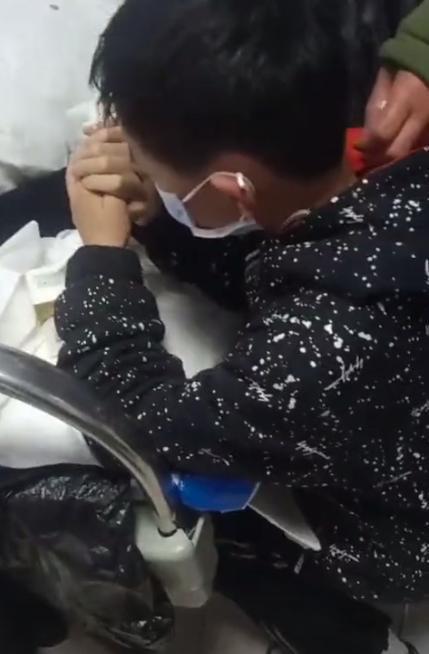 心疼！“失联”父亲未肯回家 男孩跪守的母亲去世 父亲挂断电话
