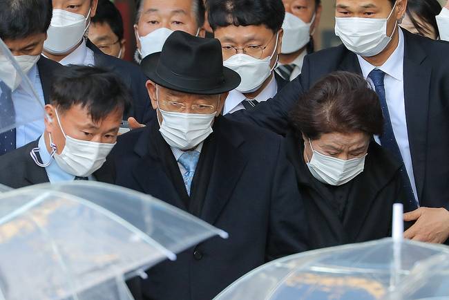 89岁韩国前总统全斗焕被判缓刑2年 汽车遭砸鸡蛋