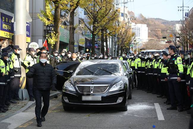 89岁韩国前总统全斗焕被判缓刑2年 汽车遭砸鸡蛋