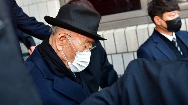 89岁韩国前总统全斗焕被判缓刑2年 汽车遭砸鸡蛋