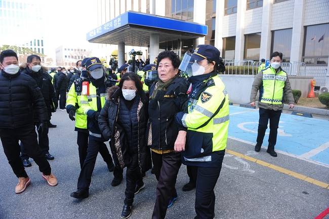 89岁韩国前总统全斗焕被判缓刑2年 汽车遭砸鸡蛋