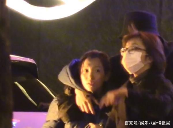 雷佳音发文回应深夜聚餐搂美女:吃完饭搭朋友肩膀