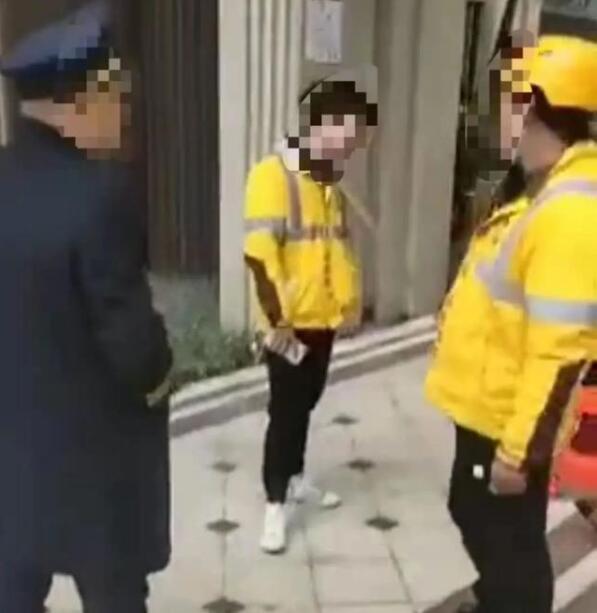 【最新】外卖员被保安用钢叉锁住脖子，到底发生了什么？