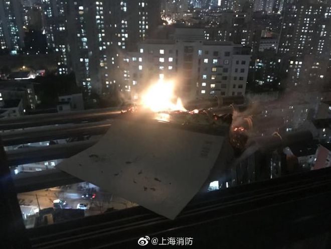 突然情绪失控!爸爸辅导功课怒点作业险烧邻居家