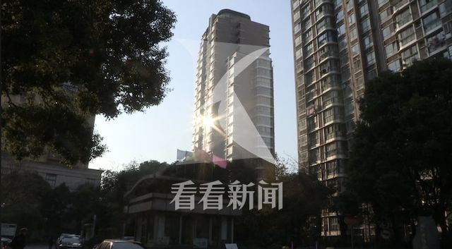 突然情绪失控!爸爸辅导功课怒点作业险烧邻居家