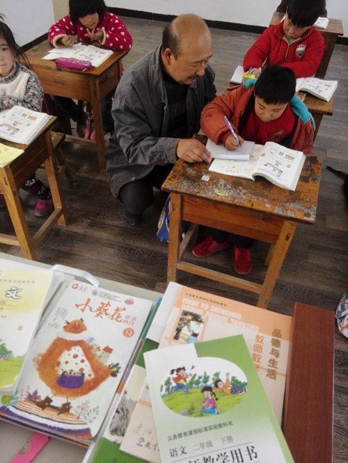 “岛上小学”唯一老师每天开船接送学生上学,已坚持了28年