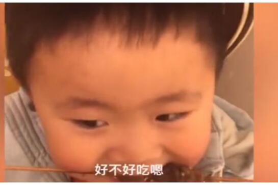 真香！萌娃被骗羊肉串是用喜羊羊做的 知道后相当震惊