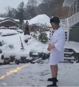 简单粗暴！美国一男子用喷火器清除门前积雪上热搜