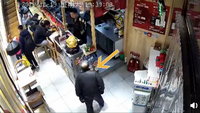 大爷进店讨饭还挑食刁难店主 这是什么操作？