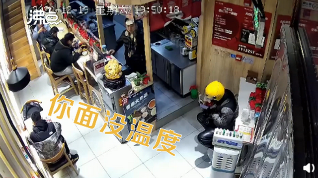 大爷进店讨饭还挑食刁难店主 这是什么操作？
