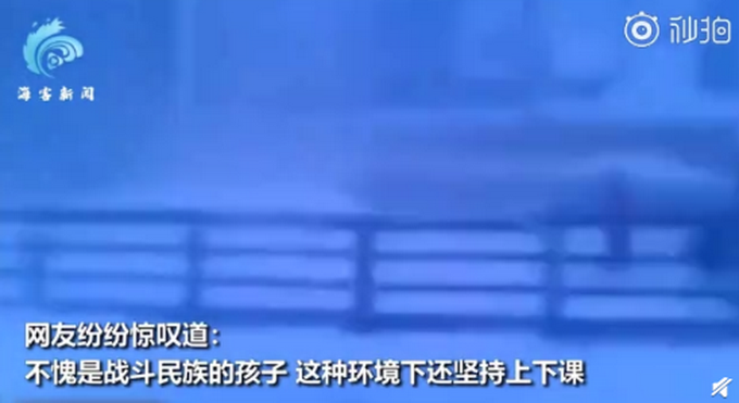 俄小学生零下50度顶暴风雪放学回家 网友：不愧是战斗民族