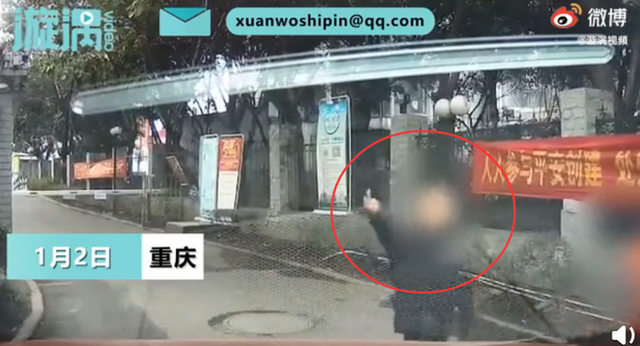 重庆一司机礼让小男孩,反遭竖中指侮辱