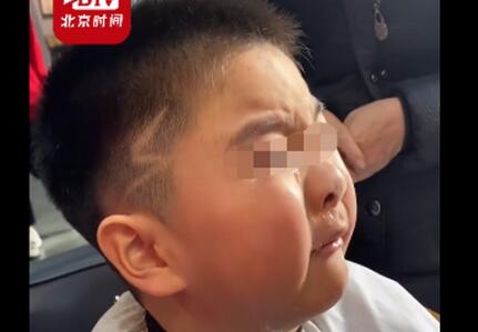 “我想剪个闪电不是2！”小男孩不满意新发型嚎啕大哭，网友评论扎心了