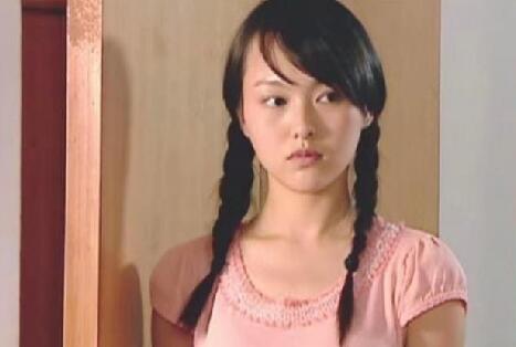 冻龄女神！唐嫣15年前拍的剧开播了，扎麻花辫演村姑面庞青涩