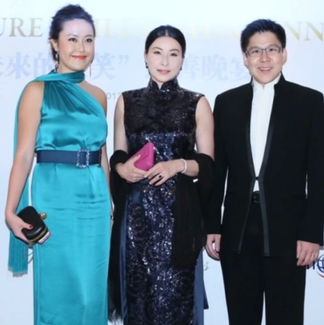 【香港名媛抱5个月女儿坠楼身亡】郭晶晶闺蜜去世18天后下葬