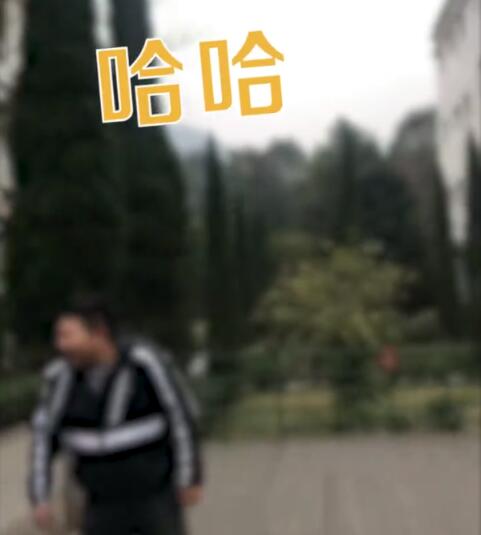 导游怒怼参观汶川地震遗址嬉笑游客 网友：这种地方能笑得出来？
