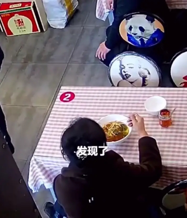 大妈为获赔9块钱拔头发放面里 讹人真是防不胜防