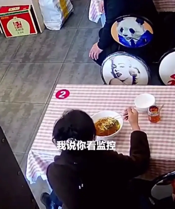 大妈为获赔9块钱拔头发放面里 讹人真是防不胜防