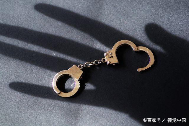 啥情况？电梯被强吻男子称：被女孩的性格吸引，一直在找她