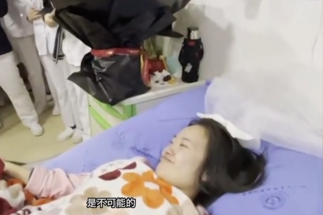 爱情的模样!男子病房向患癌女友求婚 相恋近10年不想留遗憾
