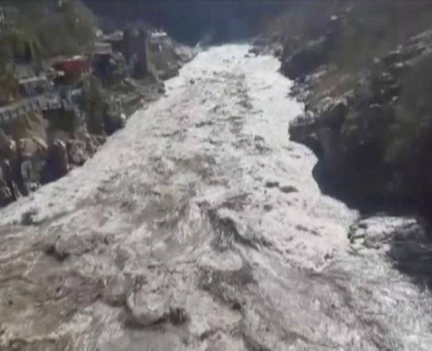 150名工人下落不明！印度冰川断裂引发洪灾，多地进入高度警戒