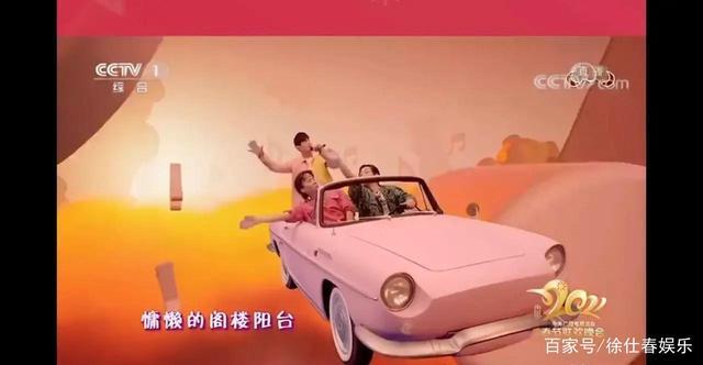 周杰伦六登春晚 隔空演唱莫吉托 粉衣搭粉鞋不愧是“小公举”