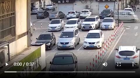 父亲教未成年儿子“练车”连撞6车 民警：吊销驾照