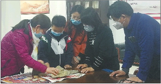 男孩游玩时发现十几块古生物化石？专家鉴定：真的