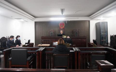 高空抛物罪全国首案！一女子3楼扔下两把菜刀，获刑6个月