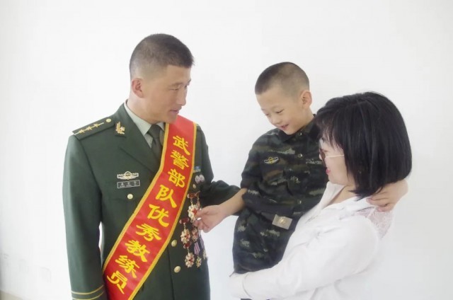 丈夫外出执行任务,妻子却留给他一封“遗书”
