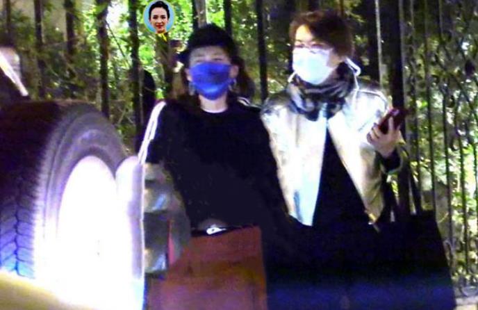 章子怡与毛阿敏聚会一路嬉闹不停，汪峰拎包身后紧跟