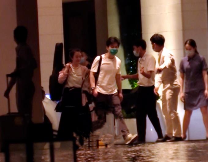 李健小5岁娇妻正脸罕曝光！五官精致身材微胖