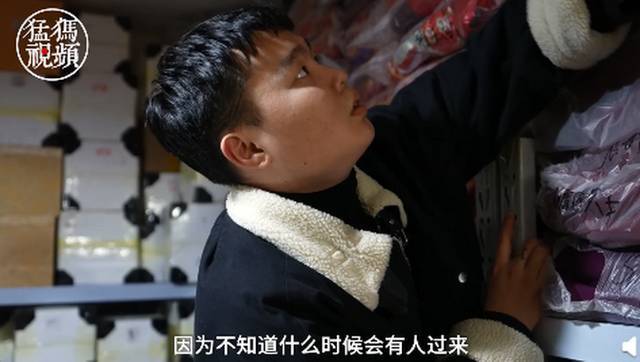 孤独最难熬但值得!00后小伙做寿衣店守夜人:不觉得晦气