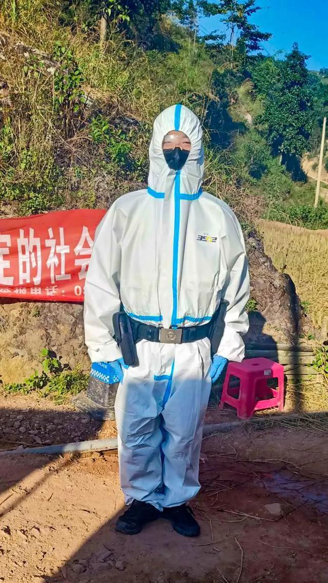 心疼!云南辅警抓偷渡蛇头被咬断手指 鲜血直流、骨肉可见…