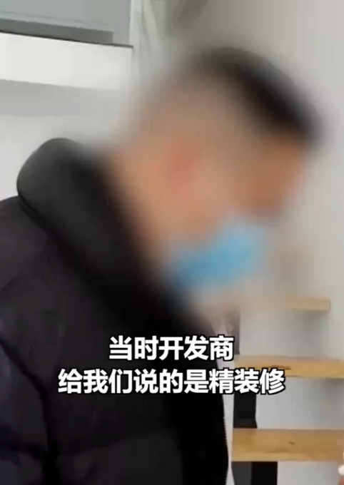 惊呆!成都一小区新房层高只有1米3,2楼只能跪着走?