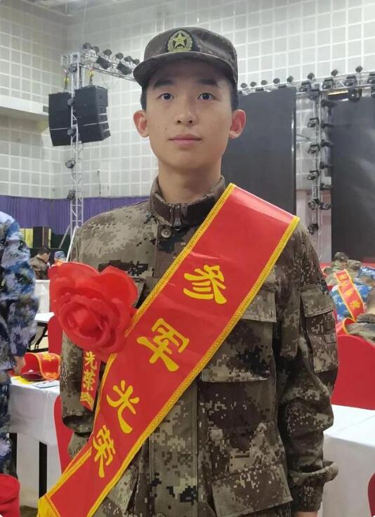 热血青春!清华北大30名学子参军入伍