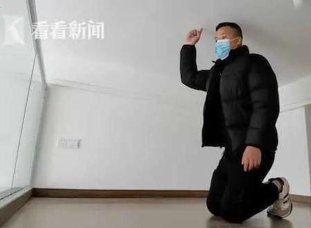 惊呆!成都一小区新房层高只有1米3,2楼只能跪着走?