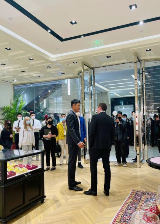 改行当艺人？宁泽涛现身商业活动 帅气出众