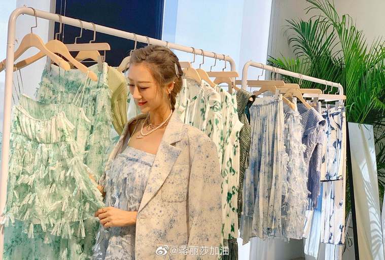 35岁蒋丽莎大秀水蛇腰 生四娃身材完美不走样